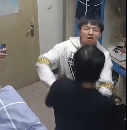 男生宿舍打游戏猝死家属指责宿管